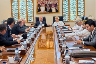 ائب رئيس مجلس الوزراء للتنمية الصناعية وزير الصناعة والنقل يعقد اجتماعًا هامًا مع وزير النقل والاتصالات وتقنية المعلومات العماني