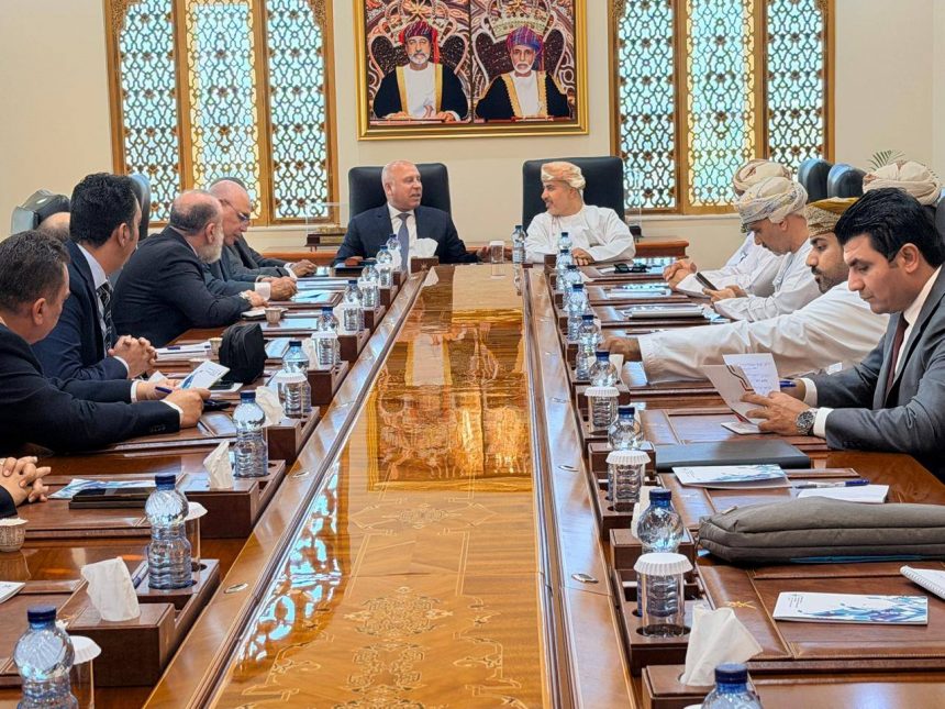ائب رئيس مجلس الوزراء للتنمية الصناعية وزير الصناعة والنقل يعقد اجتماعًا هامًا مع وزير النقل والاتصالات وتقنية المعلومات العماني