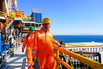 استمرار أعمال حفر أول بئر ببرنامج إيني الإيطالية الجديد في خليج السويس وسيناء