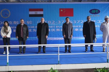 النقل تحتفل بمراسم تقطيع صلب البدن لبدء بناء سفينتين جديدتين من طراز كامسارماكس في ترسانة هانتونج بالصين