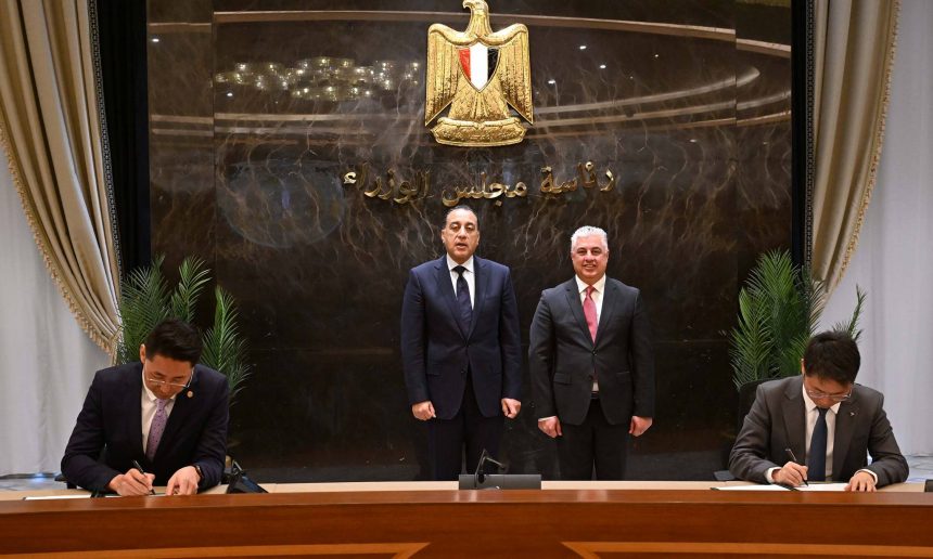 باستثمارات 1.15 مليار دولار توفر 5400 وظيفة. توقيع عقود 3 مجمعات باقتصادية قناة السويس