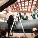 تثبيت أول قطعة خشبية على الهيكل الخاص بإعادة تركيب مركب الملك خوفو الثانية بـالمتحف الكبير