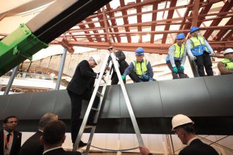 تثبيت أول قطعة خشبية على الهيكل الخاص بإعادة تركيب مركب الملك خوفو الثانية بـالمتحف الكبير