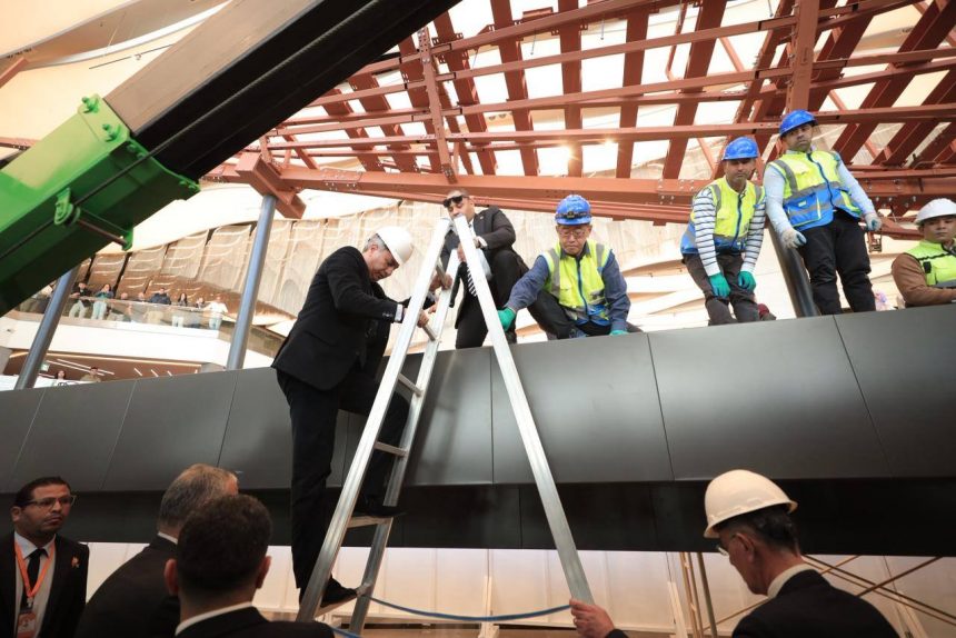 تثبيت أول قطعة خشبية على الهيكل الخاص بإعادة تركيب مركب الملك خوفو الثانية بـالمتحف الكبير