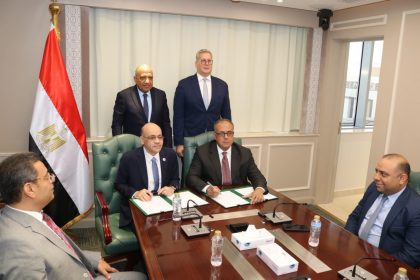 توقيع اتفاقية بين الكهرباء والبترول لمعالجة المخلفات البترولية والرواسب والمياه المنتجة وإجراء المسوحات اللازمة