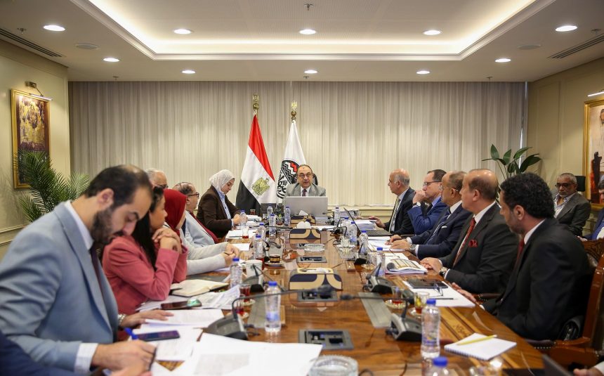 خلال اجتماع موسع برؤساء شركات القابضة للسياحة والفنادق