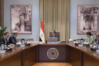 رئيس الوزراء يتابع مع وزير الطيران مستجدات ملف طرح إدارة وتشغيل المطارات المصرية أمام القطاع الخاص