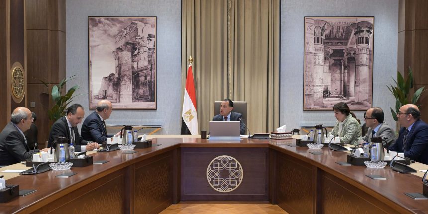 رئيس الوزراء يتابع مع وزير الطيران مستجدات ملف طرح إدارة وتشغيل المطارات المصرية أمام القطاع الخاص