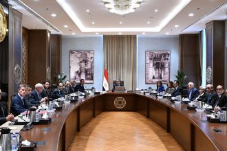 رئيس الوزراء يستعرض المخطط المقترح لمشروع تطوير المناطق المحيطة بالأهرامات والمتحف المصري الكبير