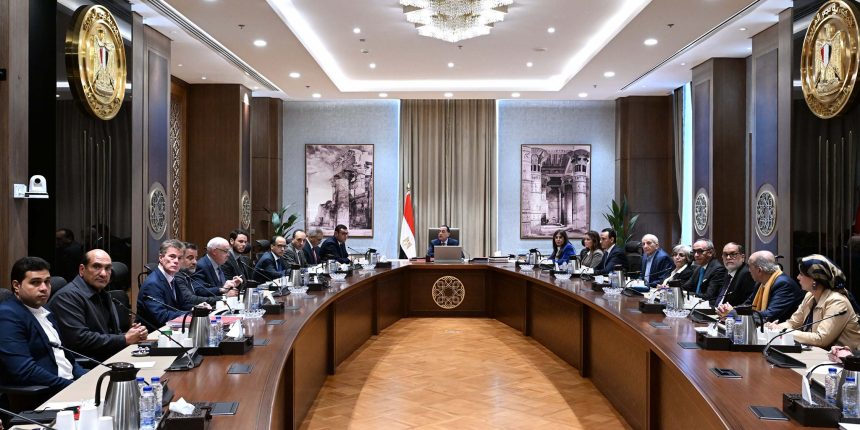 رئيس الوزراء يستعرض المخطط المقترح لمشروع تطوير المناطق المحيطة بالأهرامات والمتحف المصري الكبير