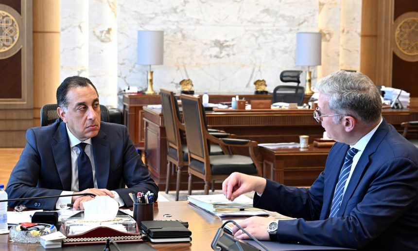 رئيس الوزراء يستعرض مع وزير البترول والثروة المعدنية عددا من ملفات عمل الوزارة