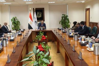 زير الاتصالات وتكنولوجيا المعلومات يجتمع بأعضاء لجنة صناعة الاتصالات