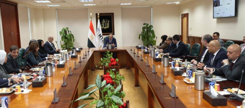 زير الاتصالات وتكنولوجيا المعلومات يجتمع بأعضاء لجنة صناعة الاتصالات