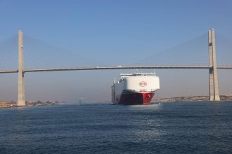 قناة السويس تشهد عبور سفينة الحاويات العملاقة