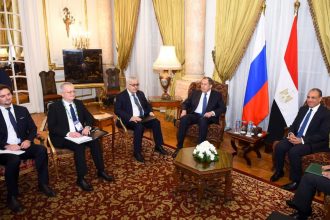 مشاورات سياسية بين وزيرى الخارجية المصري والروسي بالقاهرة. ملفات هامة على الطاولة