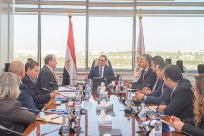 وزير الاستثمار يبحث مع وفد بلومبرغ غرين إنشاء مركز إقليمي للأمن الغذائي وتوطين تكنولوجيا الحفظ الزراعي بمصر