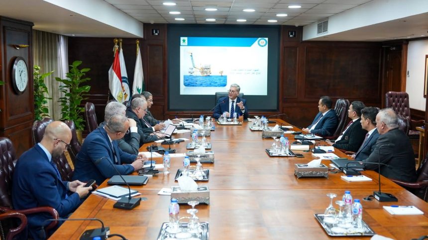 وزير البترول والثروة المعدنية يعقد اجتماعًا موسعًا لمتابعة وتعجيل مشروعات زيادة إنتاج الغاز خلال العام الجديد