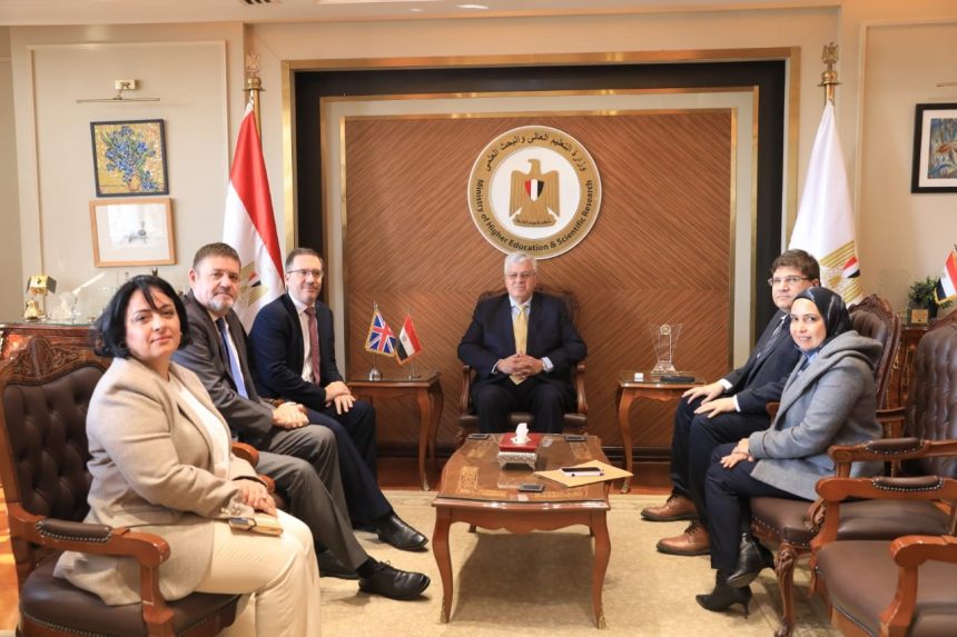وزير التعليم العالي يلتقي سفير المملكة المتحدة بالقاهرة