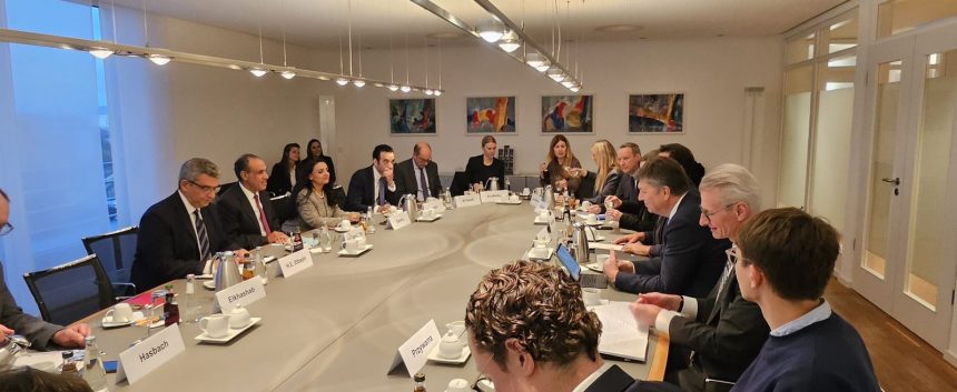 وزير الخارجية لمستثمرين ألمان