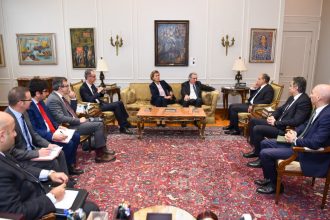 وزير الخارجية يستقبل وفداً أوروبياً برئاسة المبعوث الأوروبي الخاص لعملية السلام