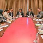 وزير الصحة الليبي يتعهد بتلبية مطالب الأطباء وأطقم التمريض المصريين