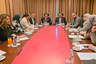 وزير الصحة الليبي يتعهد بتلبية مطالب الأطباء وأطقم التمريض المصريين