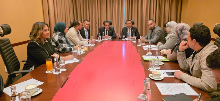 وزير الصحة الليبي يتعهد بتلبية مطالب الأطباء وأطقم التمريض المصريين