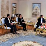 وزير الطيران المدني يبحث مع السفير البريطاني تعزيز الشراكة الاستراتيجية