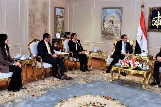 وزير الطيران المدني يبحث مع السفير البريطاني تعزيز الشراكة الاستراتيجية