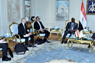 وزير الطيران يبحث مع وفد مؤسسة التمويل الدولية موقف الدراسات الاقتصادية الخاصة بطرح مطار الغردقة أمام القطاع الخاص