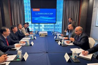 وزير الكهرباء والطاقة المتجددة يبحث مع مجموعة شركات صاني الصينية