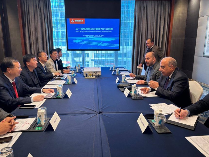 وزير الكهرباء والطاقة المتجددة يبحث مع مجموعة شركات صاني الصينية