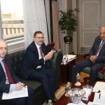 وزير الكهرباء والطاقة المتجددة يستقبل سفير بريطانيا بالقاهرة
