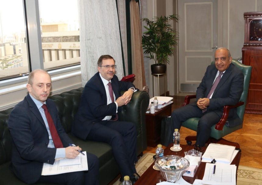 وزير الكهرباء والطاقة المتجددة يستقبل سفير بريطانيا بالقاهرة
