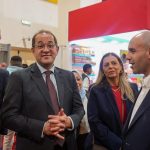 وزير المالية في حوار ودي مع المستثمرين والمصدرين خلال جولته بمعرض فود أفريكا
