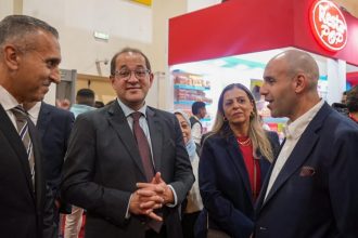 وزير المالية في حوار ودي مع المستثمرين والمصدرين خلال جولته بمعرض فود أفريكا