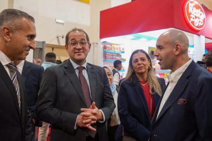 وزير المالية في حوار ودي مع المستثمرين والمصدرين خلال جولته بمعرض فود أفريكا
