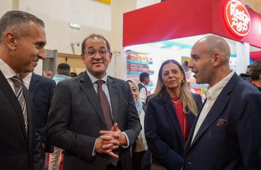 وزير المالية في حوار ودي مع المستثمرين والمصدرين خلال جولته بمعرض فود أفريكا