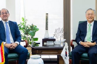 وزير المالية لسفير كوريا