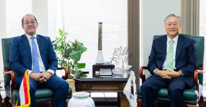 وزير المالية لسفير كوريا