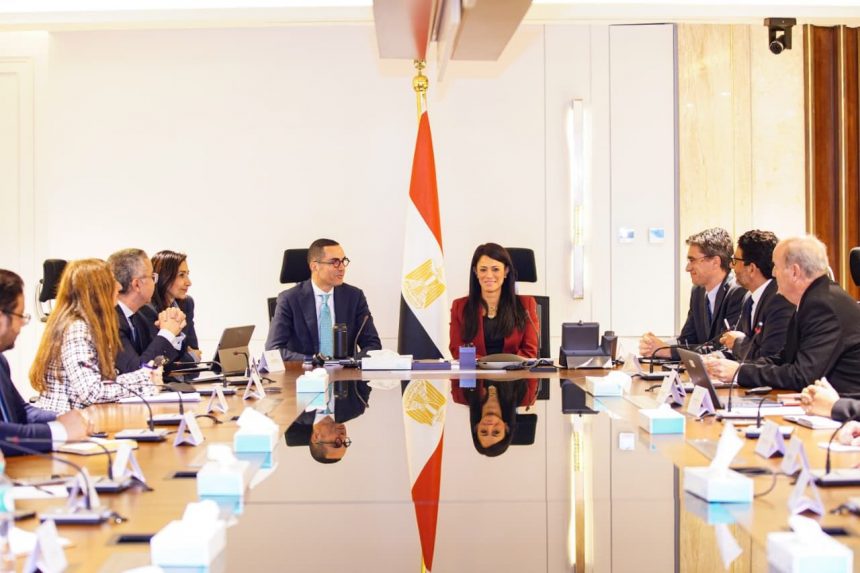 وزيرا التخطيط والتنمية الاقتصادية والتعاون الدولي والاستثمار والتجارة الخارجية يتابعان مع البنك الدولي