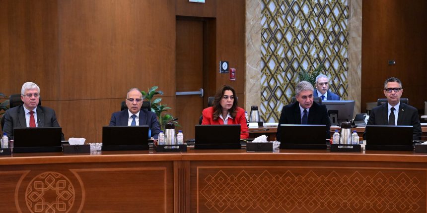 وزيرة البيئة تستعرض إجراءات مواجهة نوبات تلوث الهواء الحادة خلال فصل الخريف 2025