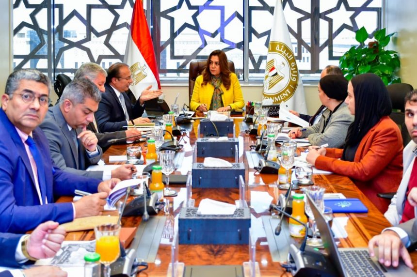 وزيرة التنمية المحلية والقائم بأعمال وزير البيئة تلتقي عددًا من المستثمرين