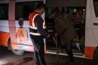 تكثيف الحملات الليلية لإنقاذ مواطنين بلا مأوى. نقل 3 حالات بمصر الجديدة لمجمع حياة للكبار