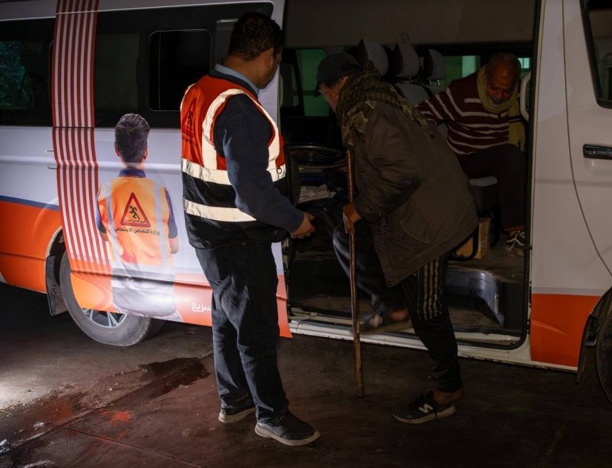 تكثيف الحملات الليلية لإنقاذ مواطنين بلا مأوى. نقل 3 حالات بمصر الجديدة لمجمع حياة للكبار