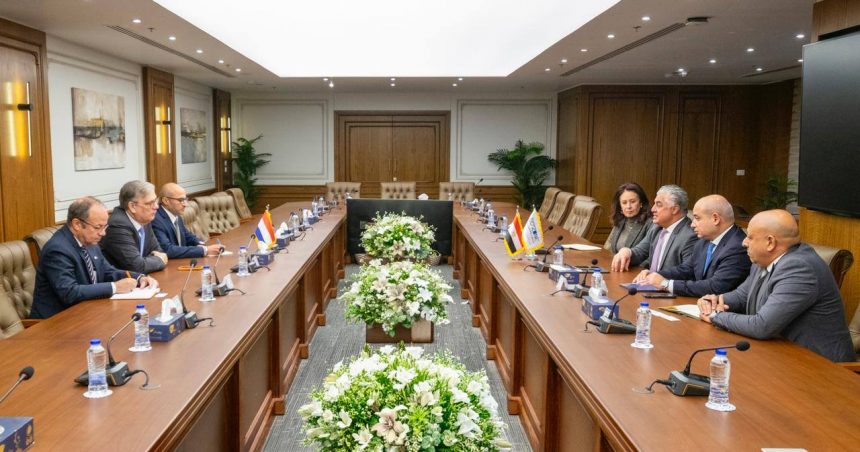 رئيس اقتصادية قناة السويس يستقبل سفير مملكة هولندا بالقاهرة لبحث فرص التعاون في مجالات الطاقة المتجددة والتنمية المستدامة