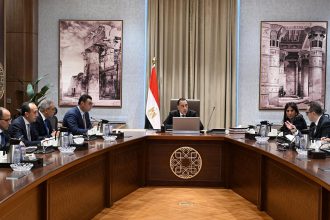 رئيس الوزراء يتابع عددا من ملفات العمل مع وزير الإسكان