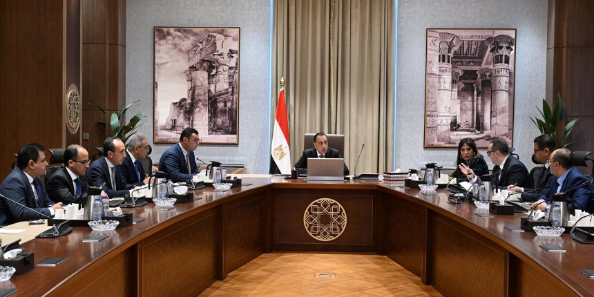 رئيس الوزراء يتابع عددا من ملفات العمل مع وزير الإسكان