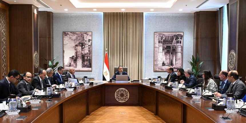 رئيس الوزراء يعقد اجتماعاً لبحث فرص توطين صناعة السيارات وزيادة تنافسية المناطق الحرة