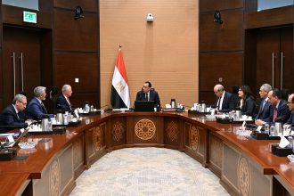 رئيس الوزراء يلتقي رئيس شركة بوينج الأمريكية لبحث فرص تعزيز وتطوير الشراكة القائمة